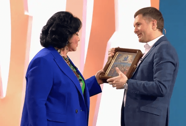 Борис Корчевников вручает икону
